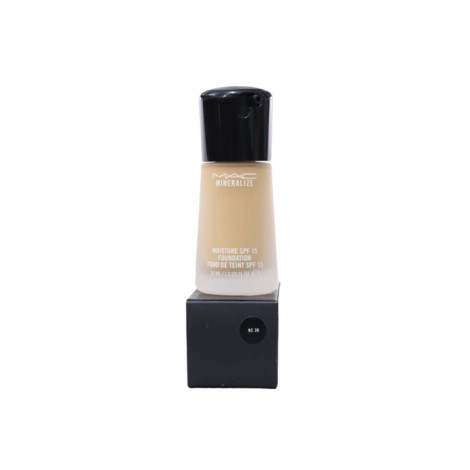 MAC Mineralize Moisture Foundation Broad Spectrum SPF 15 - NC30